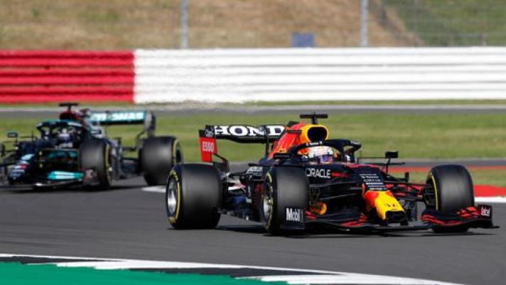 La battaglia Verstappen-Hamilton nel primi giri della Qualifica sprint