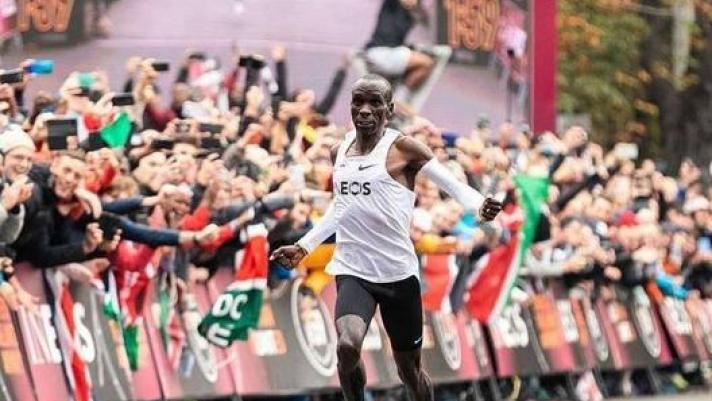Kipchoge è stato anche il primo uomo a percorrere i 42 km della maratona in meno di due ore in un evento appositamente creato (foto @kipchogeeliud)