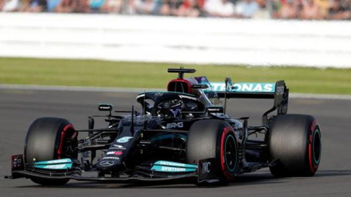 Lewis Hamilton in azione a Silverstone. Afp