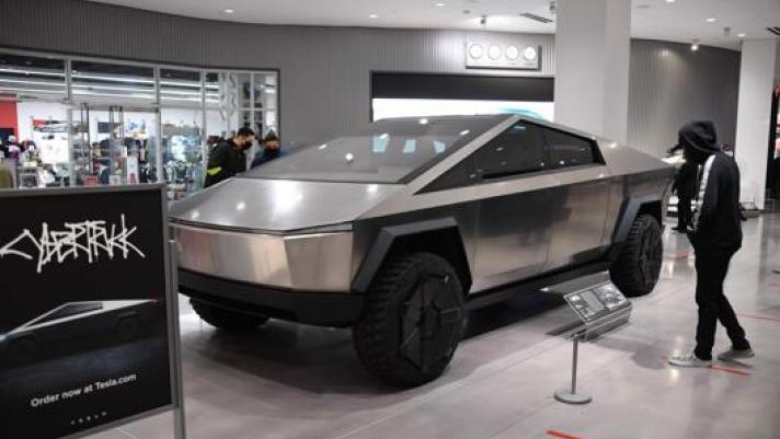 Il prototipo di Tesla Cybertruck esposto al Petersen Museum di Los Angeles. Afp