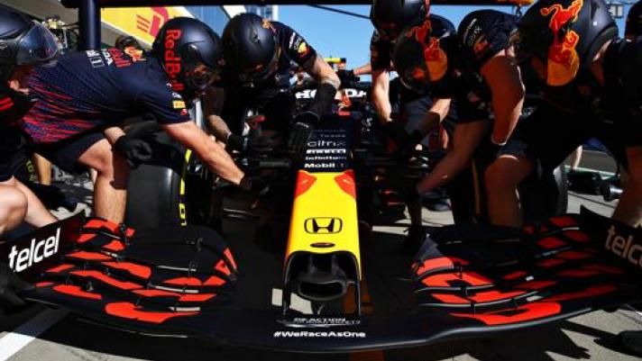 La sigla "we race as one" è stata adottata da F1 per la lotta al razzismo
