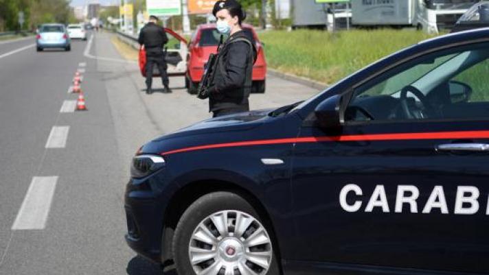 Un controllo dei carabinieri lungo la via Emilia. Ansa