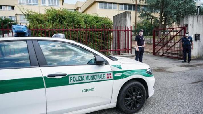 Una volante della polizia municipale di Torino. Ansa