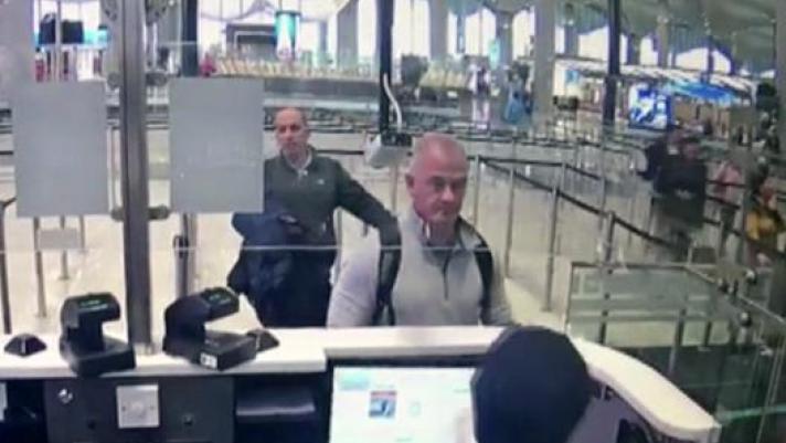 Michael L. Taylor al centro della foto durante il controllo passaporti a Istanbul. Ap
