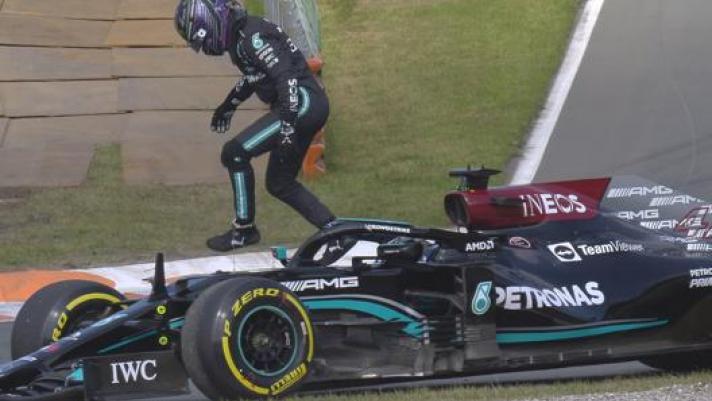 Hamilton esce dalla sua Mercedes dopo 6 minuti nelle libere 2 a Zandvoort
