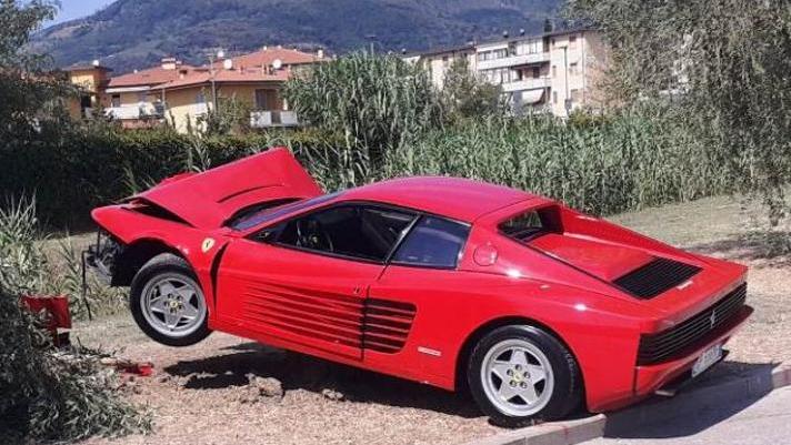 La Ferrari Testarossa dopo lo schianto. Foto: Comune di Montemurlo