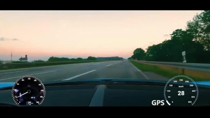 Il multimilionario ceco Radim Passer è finito sotto indagine per una bravata compiuta con la sua Bugatti Chiron e ripresa in un video poi postato sui social. Sull'autostrada tedesca A2 ha raggiunto 417 km/h (Youtube/@Radim Passer)
