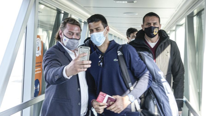 Novak Djokovic è tornato in Serbia. Dopo aver lasciato l'Australia il tennista numero 1 al mondo ha fatto rientro in patria: ecco le immagini dall'aeroporto di Belgrado