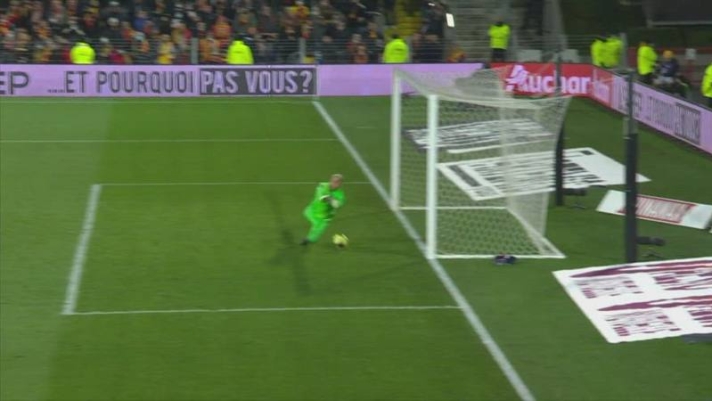 Il portiere del Psg Keylor Navas ha regalato il vantaggio al Lens, compiendo un intervento a dir poco goffo. Guarda l'episodio.