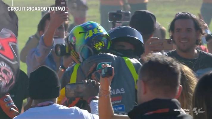 Ultime immagini in pista per Valentino Rossi, festeggiato da tutti i piloti al termine del Gran Premio di Valencia.