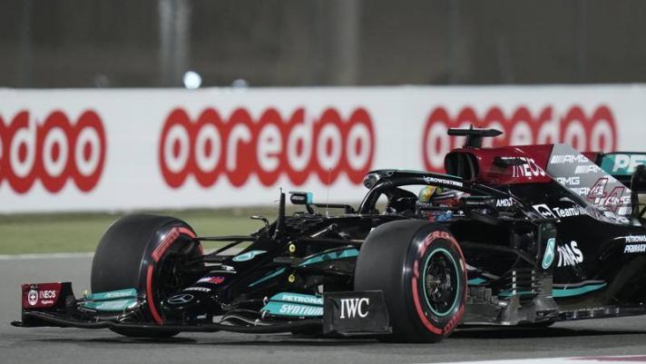 La sintesi delle Qualifiche del Gran Premio del Qatar: a Losail Hamilton partirà davanti alla Red Bull di Verstappen, terza l'altra Mercedes di Bottas.