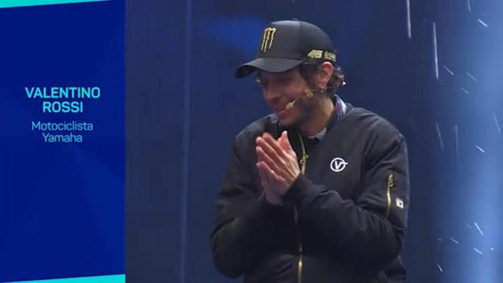 Valentino Rossi, ospite all’EICMA, ricorda quando nel 2015 salì sul podio nel Gran premio di Termas di Rio Hondo, indossando la maglia del Pibe de Oro.