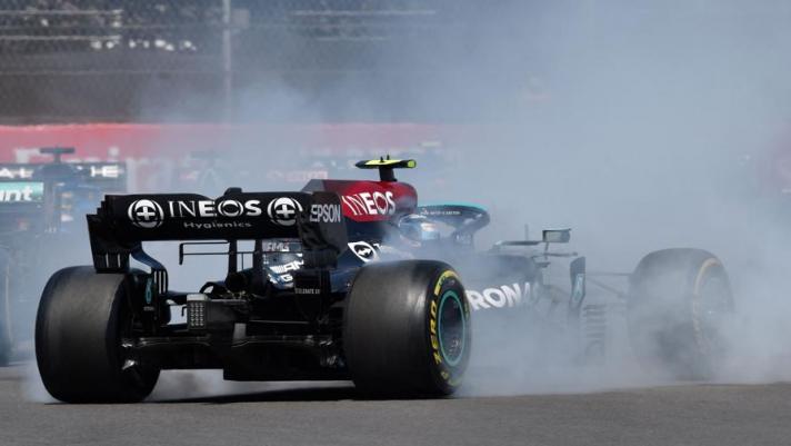 La prima emozione del GP Messico di F1: l’errore in partenza del finlandese della Mercedes che favorisce il capolavoro di Verstappen. Il leader del Mondiale con una staccata lunghissima passa da terzo a primo nella gara che poi vincerà