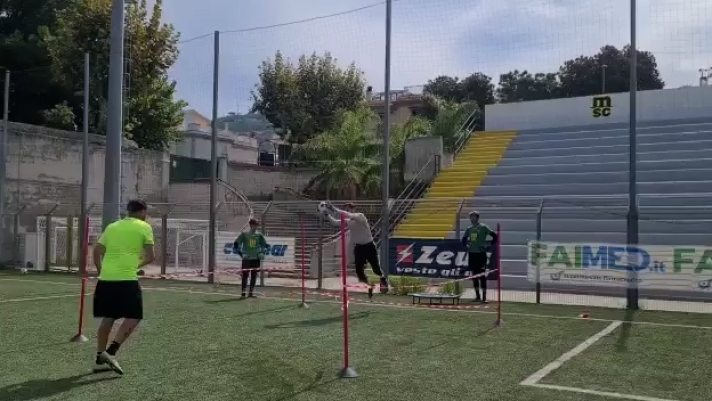 Il Sorrento Calcio ha pubblicato questo video di Antonio Mirante sul suo profilo Instagram ed ha scritto: "In questi mesi Antonio si è allenato con noi mostrando una professionalità ed una umiltà fuori dal comune: il nostro preparatore Nando Ulliano ed i portieri Volzone, Strino e Del Sorbo hanno avuto modo di apprezzarne non solo le doti tecniche, ma soprattutto l’aspetto umano. Antonio è stato uno di noi a tutti gli effetti: ha seguito le partite dagli spalti e fornito preziosi consigli ai suoi giovani colleghi. Siamo felici per lui e gli auguriamo grandi successi in... rossonero!"