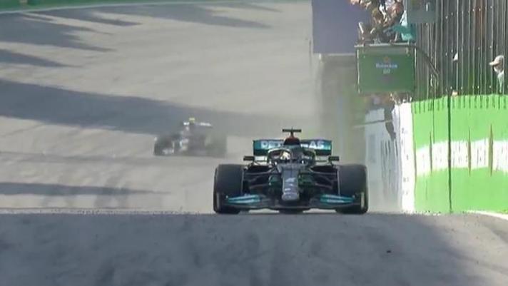 Nel Gp del Brasile di Formula 1, il successo va a Lewis Hamilton, davanti a Max Verstappen e a Valtteri Bottas. Guarda l'ultimo giro della gara