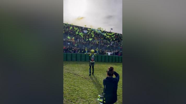 Uno dei momenti più emozionanti del pomeriggio di Valentin Rossi a Misano: il saluto alla tribuna colorata di giallo e il lancio del casco