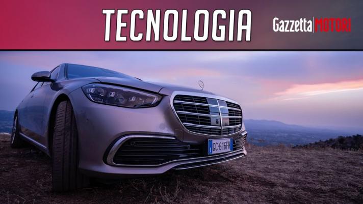 La nuova Mercedes Classe S introduce molte tecnologie a bordo a partire dalla visione 3D degli schermi. ecco i sistemi che semplificano la vita sulla berlina tedesca di lusso.