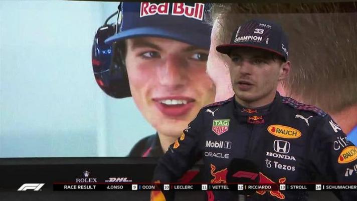 Max Verstappen si è laureato campione del mondo di Formula 1. Il pilota olandese, alla fine dell'ultima gara, si scioglie e versa qualche lacrima
