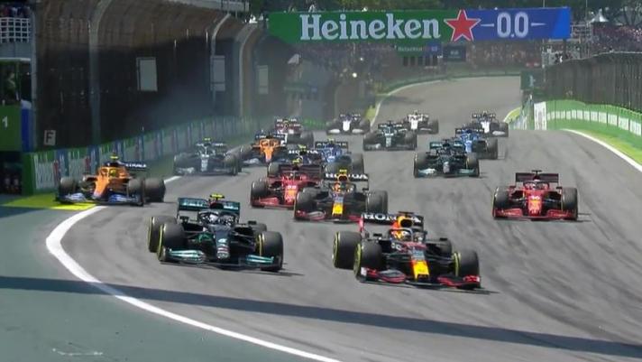 Nel Gp del Brasile di Formula 1, il successo va a Lewis Hamilton, davanti a Max Verstappen e a Valtteri Bottas. In partenza, però, il pilota finlandese, che partiva dalla pole position, non è riuscito a difendere la pole. Guarda la partenza e il primo giro sulla pista di Interlagos
