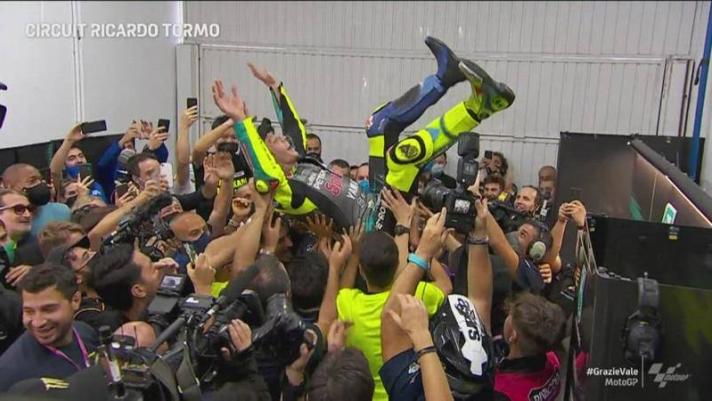 La giornata trionfale di Valentino Rossi a Valencia: dalla pista al paddock, ecco alcune delle immagini più significative