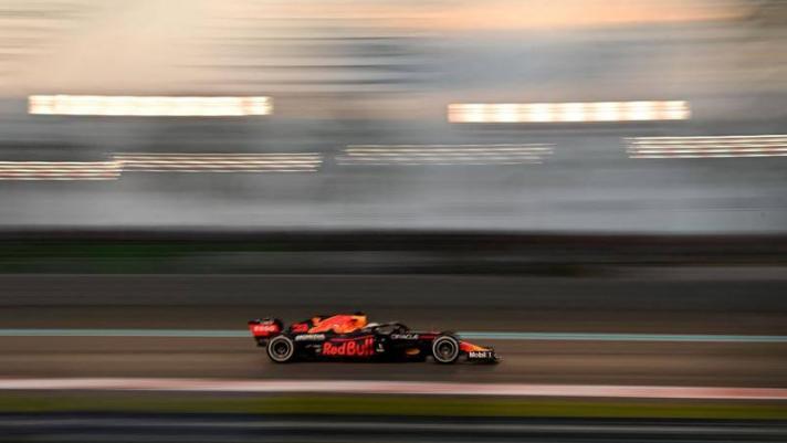 È stato un finale thrilling quello che è andato in scena ad Abu Dhabi. Ecco gli highlights della gara che ha visto trionfare Max Verstappen.