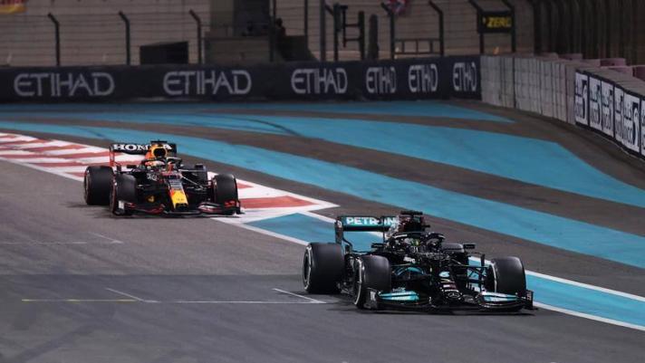 Il mondiale di Formula 1 si è deciso all'ultimo giro dell'ultima gara. Guarda come Max Verstappen è diventato campione.