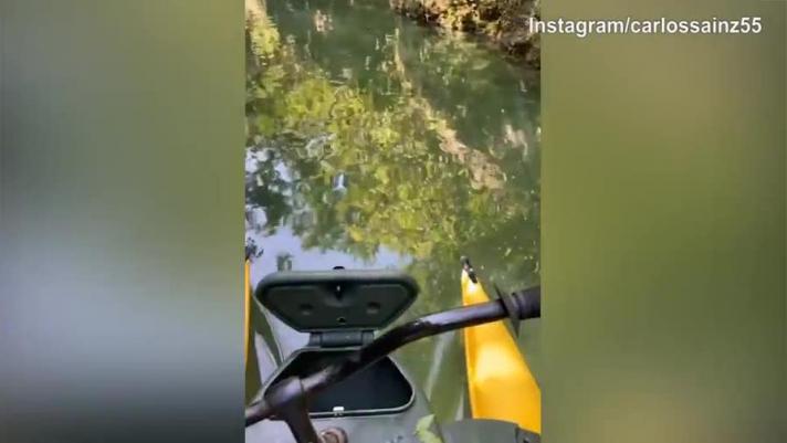 Vacanze paradisiache per Carlos Sainz, che sul proprio profilo Instagram immortala la pedalata su un fiume. Un modo per rilassarsi e tenersi in forma in vista del prossimo Gp in Messico