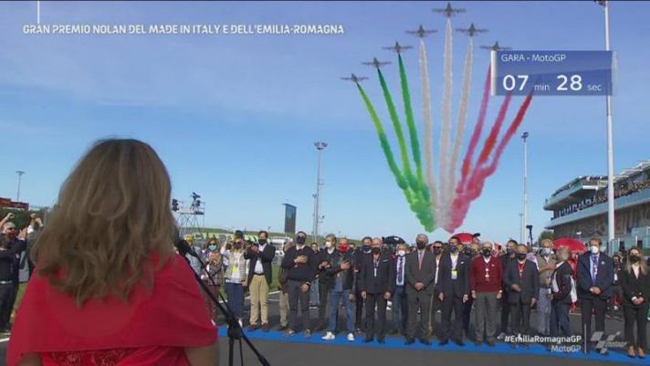 Prima della partenza del Gran Premio Emilia Romagna a Misano, lo spettacolo delle Frecce Tricolori durante l'Inno di Mameli.