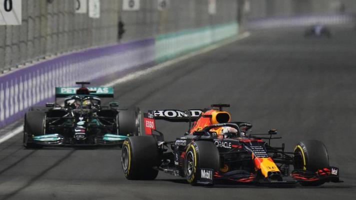 Hamilton vince la folle corsa in Arabia, recuperando gli 8 punti di svantaggio da Verstappen. Terzo Bottas, settimo Leclerc, ottavo Sainz. Guarda la sintesi del GP di Gedda