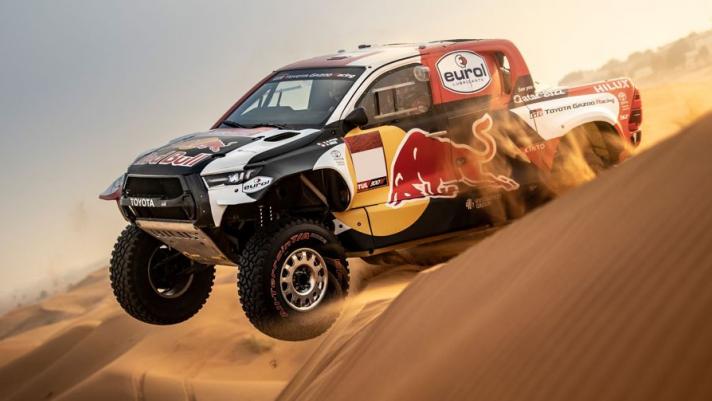 Monta un V6 3.5 da oltre 400 cavalli e 660 nm di coppia: il nuovo Hilux T1+ è il pick-up che porterà in gara alla Dakar 2022 i colori di Toyota e Gazoo Racing. Quattro le vetture, con altrettanti equipaggi: la punta è rappresentata dalla coppia Al-Attiyah
