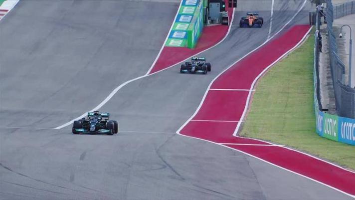 Ad Austin Max Verstappen, con un guizzo finale, si prende la pole position nel GP degli Stati Uniti. Gran duello con Hamilton, che si deve accontentare della seconda piazza davanti a Perez e Bottas: guarda gli highlights