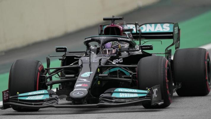 Nelle qualifiche del Gp del Brasile di Formula 1, Lewis Hamilton precede Max Verstappen. Guarda gli highlights della lotta per il primo posto nella griglia di partenza della Sprint Race del sabato e delle prove libere