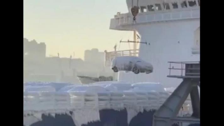 Una nave da carico con auto nuove completamente ricoperte di ghiaccio ha raggiunto Vladivostok, in Russia, dopo essere partita dal Giappone