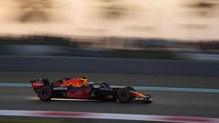 Max Verstappen partirà dalla Pole Position nel Grand Prix di Abu Dhabi di domani, davanti al rivale Lewis Hamilton. Un giro fenomenale quello dell'olandese, che si prende la prima posizione anche grazie all'aiuto del compagno di scuderia Sergio Perez. Fondamentale, infatti, il gioco di squadra in casa Red Bull, con il messicano che si è trascinato dietro Verstappen, regalandogli la propria scia.