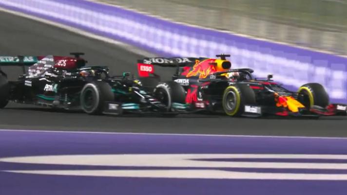Al giro 37 del GP d'Arabia, il contatto tra Hamilton e Verstappen alza il livello di tensione della gara. Guarda gli highlights