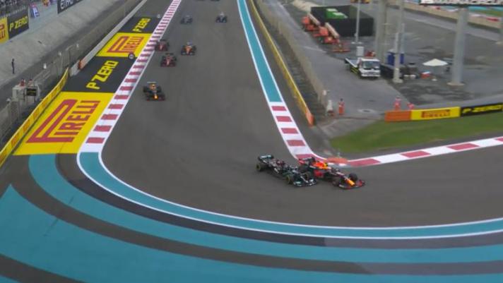 Hamilton brucia Verstappen al via e si prende la testa della corsa, poi Max attacca alla chicane e arriva il contatto tra i due piloti: guarda cos'è successo