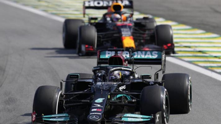 Nel Gp del Brasile di Formula 1, il successo va a Lewis Hamilton, davanti a Max Verstappen e a Valtteri Bottas. Guarda gli highlights della gara