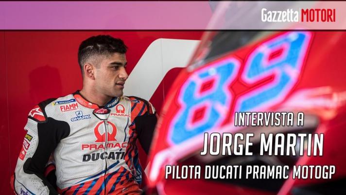 Il debuttante dell’anno 2021 della MotoGP ha girato con noi a Jerez de la Frontera (Spagna) in occasione del lancio della nuova Ducati Panigale V4 S. Una moto evoluta per migliorare il feeling dei piloti e in grado di soddisfare le esigenze del giovane spagnolo affamato di trionfi. Per il nuovo anno l’obiettivo finale di Jorge Martin è puntare alla parte alta della classifica, con il team Pramac ma per il 2023, se si sarà meritato un posto nel team ufficiale Ducati, nel mirino c’è il mondiale. Nella stagione appena conclusa, lo spagnolo ha dimostrato grande talento e tanta velocità: ora i riflettori sono puntati anche su di lui, riuscirà a stupirci ancora?