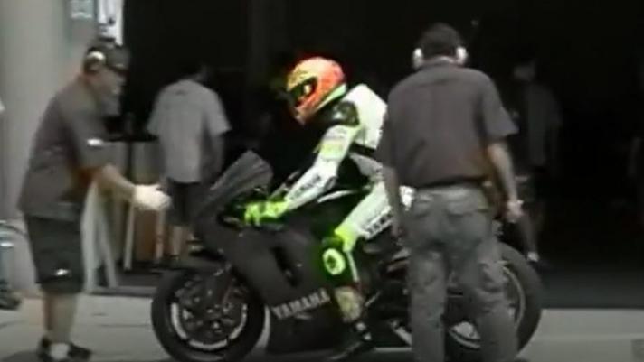 La Yamaha ha diffuso attraverso la pagina Facebook del museo due video delle prime prove di Rossi con la moto giapponese da MotoGP. Dopo un primo contatto non esaltante, Valentino sorride per aver risolto i primi guai