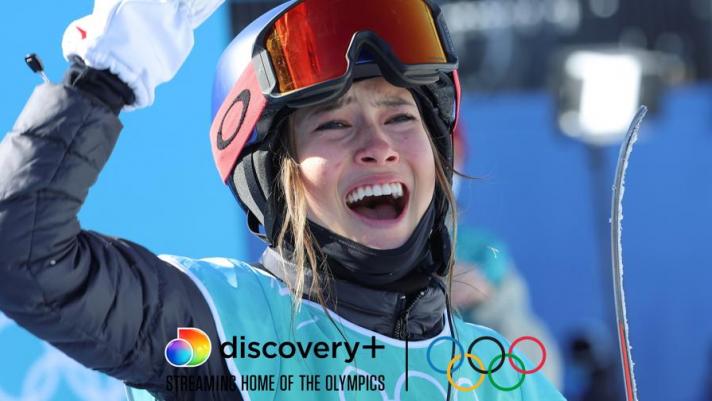 La cinese di San Francisco Eileen Gu ha vinto loro del Freestyle Big Air alle Olimpiadi Invernali di Pechino 2022. La "principessa delle nevi" ha piazzato un 1620 (4 giri) decisivo, che non aveva mai presentato prima in gara e che le ha consentito di superare la francese Tess Ledeux, in lacrime alla fine. Rivedi gli highlights della gara e guarda ogni imperdibile momento dei Giochi Olimpici di Pechino 2022 su Discovery+