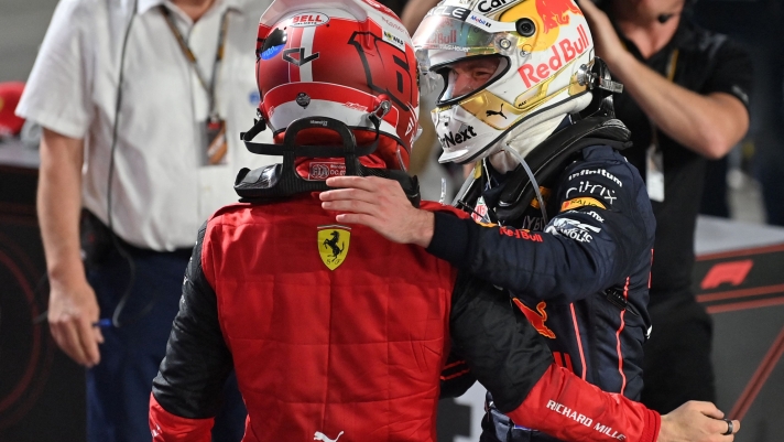 Charles Leclerc e Max Verstappen si complimentano dopo il GP d'Arabia. Afp