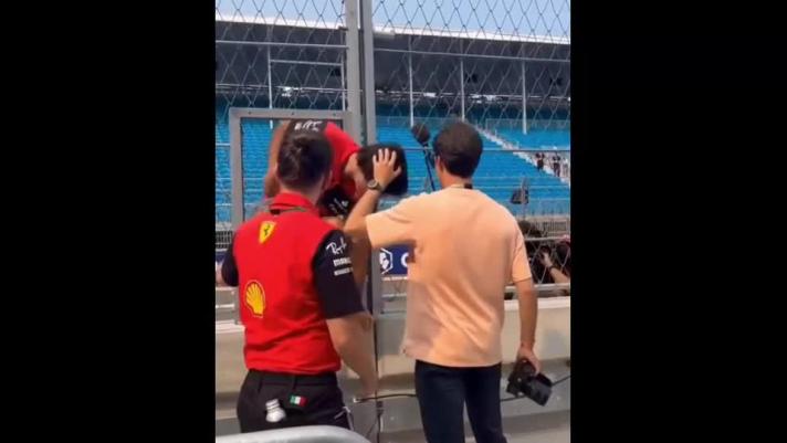 E' accaduto a Carlos Sainz nel GP Miami di F1: il pilota spagnolo della Ferrari si è ferito alla testa mentre rientrava in pit lane da un'apertura laterale