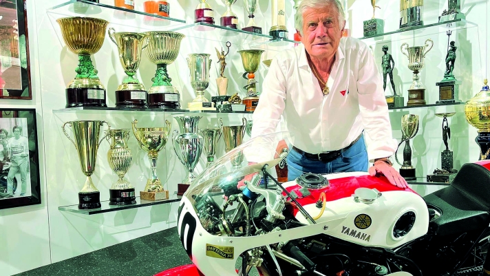 Giacomo Agostini nella sala dei trofei della sua casa a Bergamo