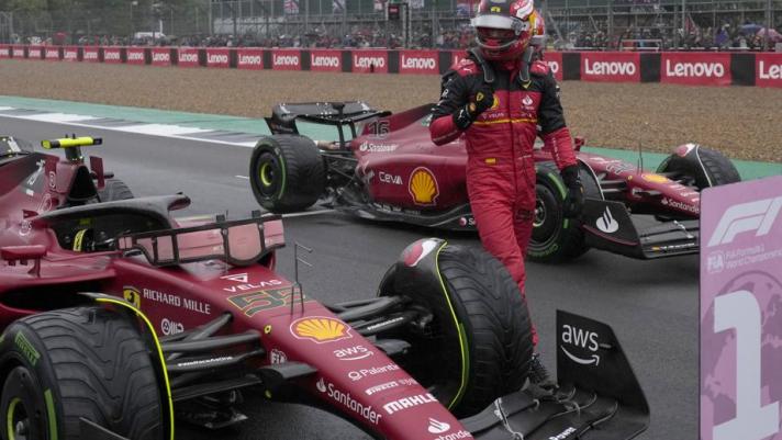 La Ferrari di Carlos Sainz parcheggiata di fianco al n.1