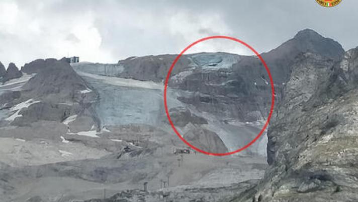 Sono le foto del soccorso alpino della zona dove si è verificato il crollo del seracco di ghiaccio sulla marmolada