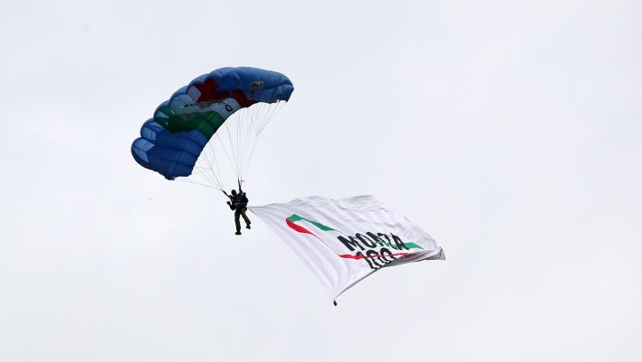 L'Autodromo di Monza compie oggi 100 anni. Un traguardo storico festeggiato con una serie di eventi e iniziative, tra cui lo spettacolare atterraggio dei paracadutisti dell’Esercito Italiano.