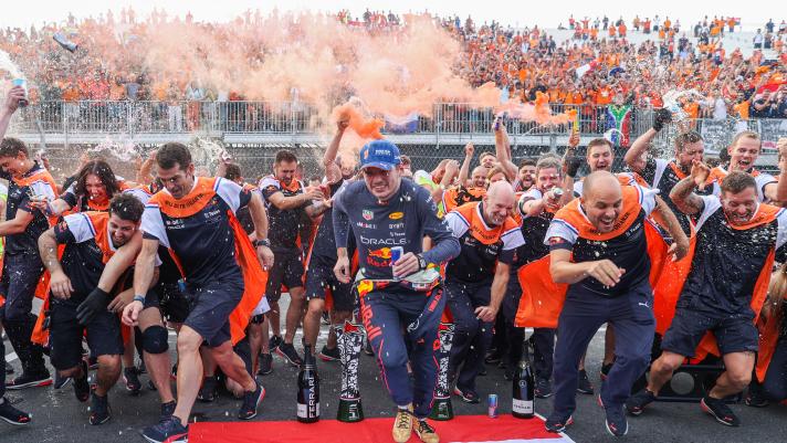 La festa di Max Verstappen e il team Red Bull dopo la vittoria di Zandvoort. Getty