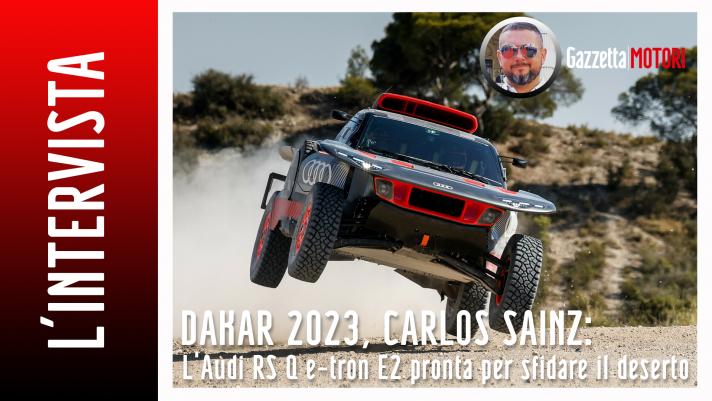 L’Audi RS Q e-tron E2 che correrà la Dakar 2023 è stata presentata alla stampa all’Competence Center Audi Motorsport di Neuburg an der Donau, in Germania. Carlos Sainz sarà uno dei tre piloti che, con i rispettivi navigatori, prenderanno parte al rally nel deserto saudita e al pilota spagnolo che annovera tre successi alla Dakar, oltre a due titoli mondiali rally, abbiamo chiesto cosa pensa della nuova vettura. Il prototipo elettrico con range extender è un’evoluzione di quello che ha debuttano nell’edizione 2022 portando a casa quattro vittorie di tappa e dieci podi. Il debutto in gara è previsto il 1 ottobre al Rally del Marocco, poi, dal 31 dicembre al 15 gennaio 2023 sarà la volta della Dakar