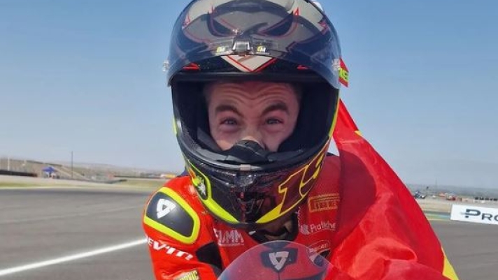 Alvaro Bautista festeggia un nuovo trionfo con la sua Ducati (foto Instagram Ducati Aruba)