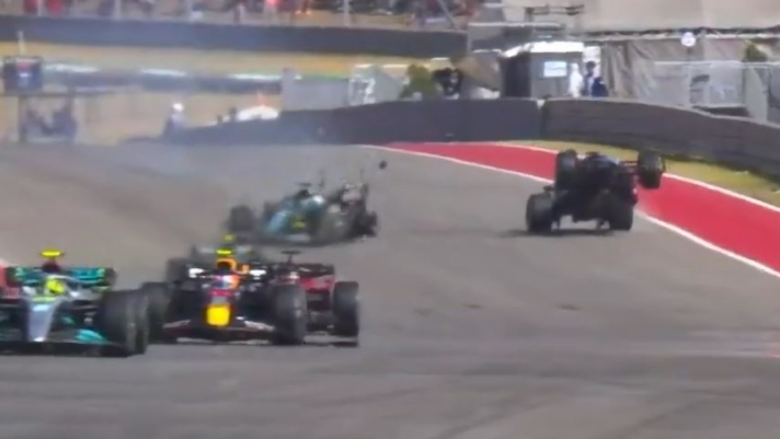 La vettura di Alonso (a destra) in volo dopo la collisione con Stroll